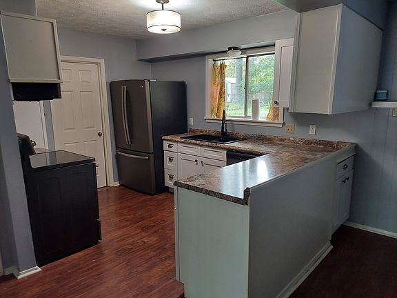 2nd image of 902 Live Oak Dr