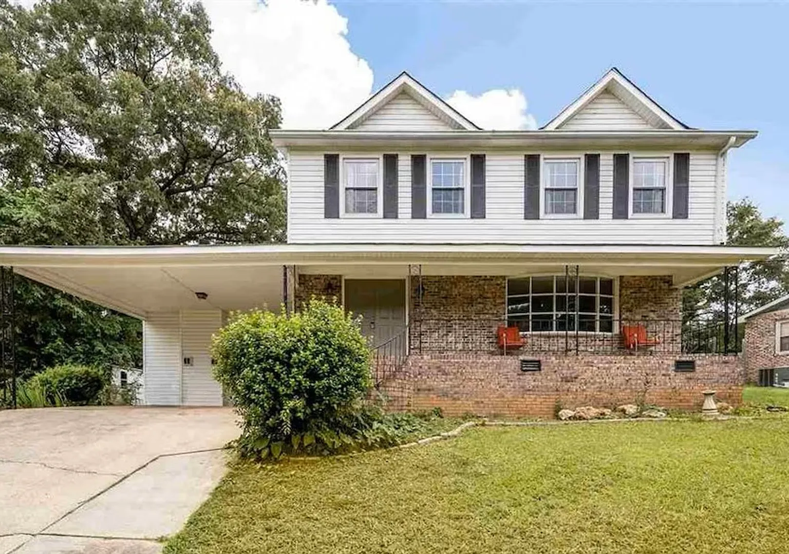 4 bed & 2.5 bath with a pool — Photo 1