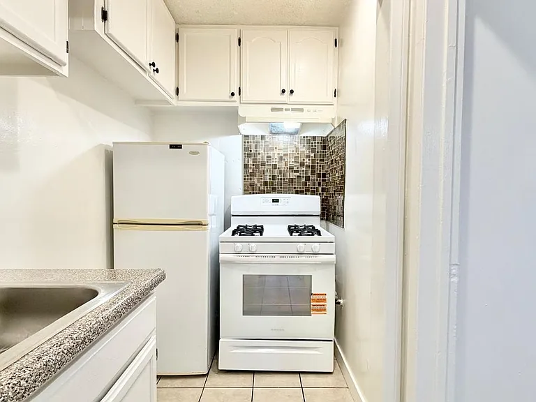 917 S Kenmore Ave — Photo 5