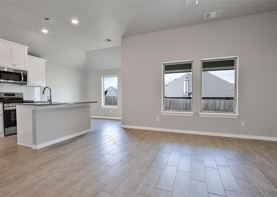 1st image of 809 Halley Dr