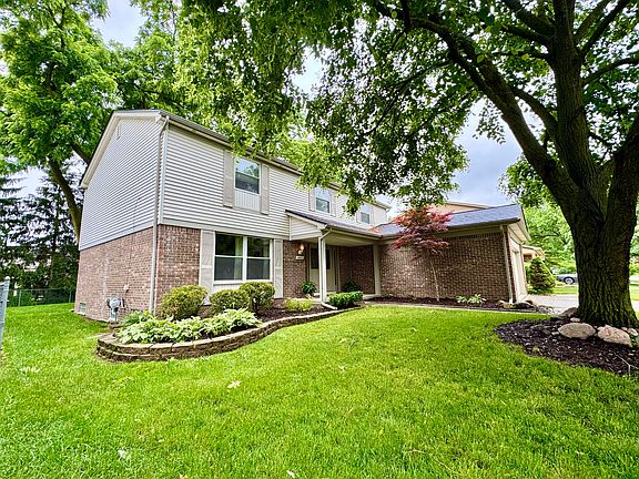 3rd image of 45827 Gainsborough Dr