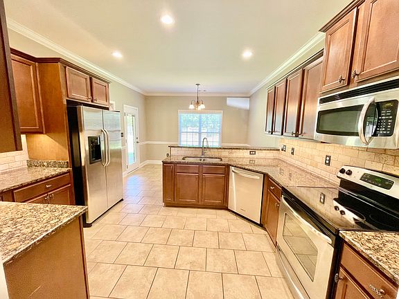 Kitchen. Granite countertops, under cabinet lighting, stainless steel appliances.