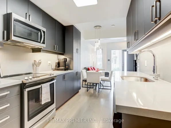1010 Portage Pkwy #Townhouse 5, Vaughan, ON L4K 2M7