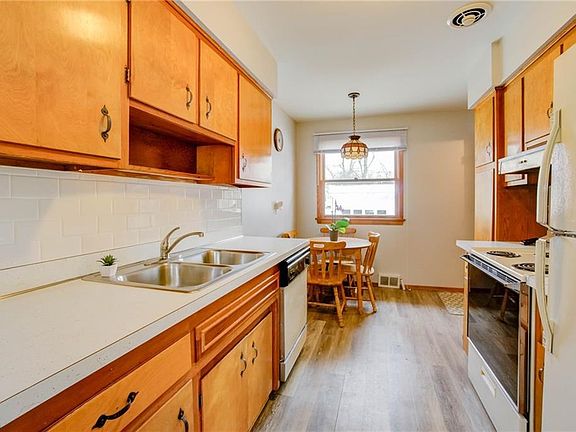 5th image of 225 Bexley Dr