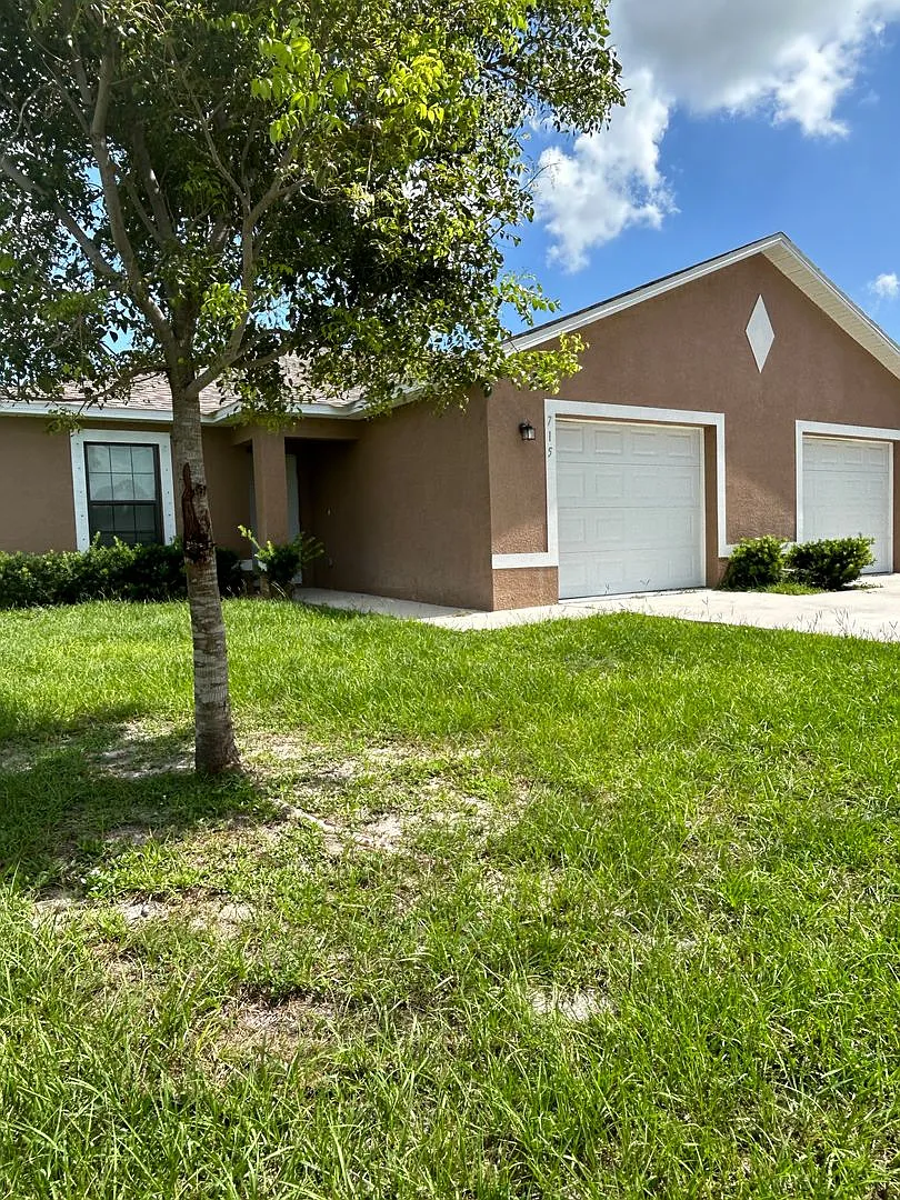 Excellent Three Bedroom-Two Bath -One Car Garage-Duplex — Photo 2