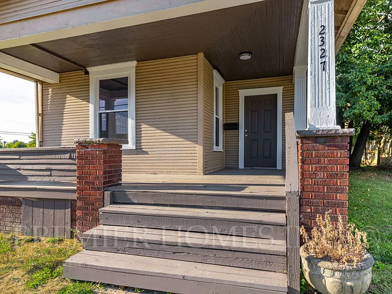 2327 6th St SW — Photo 2
