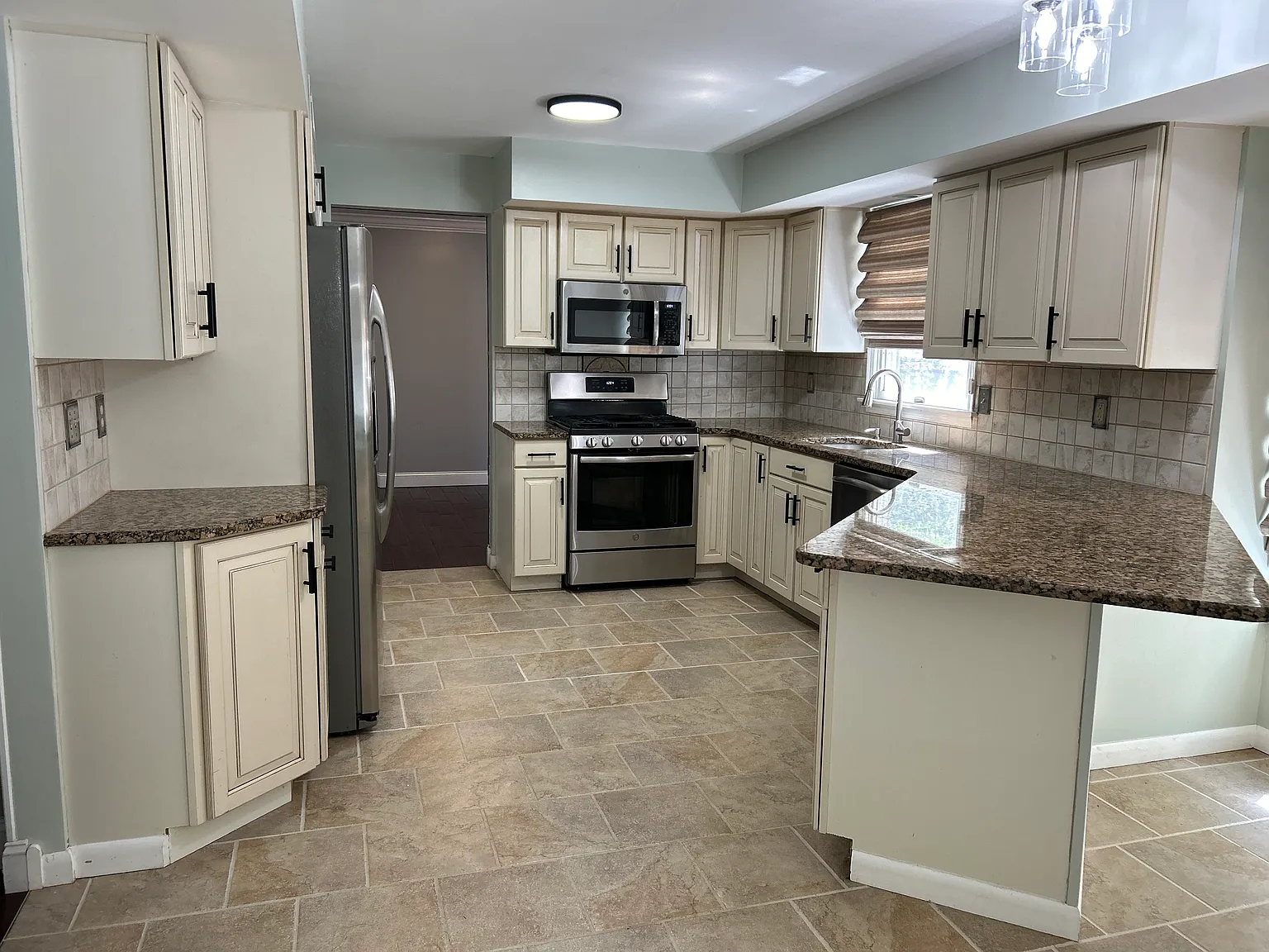 3 bed, 1832 sqft, $2,400 — Photo 3