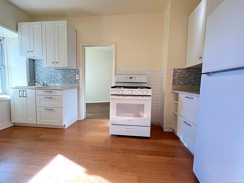 Just renovated unit - Eat-in kitchen