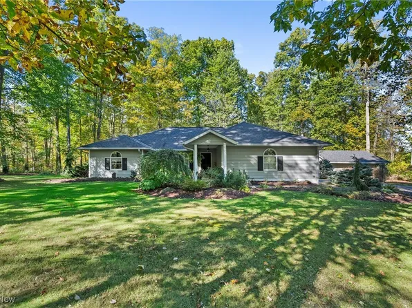 8460 Willow Ln, Chardon, OH 44024