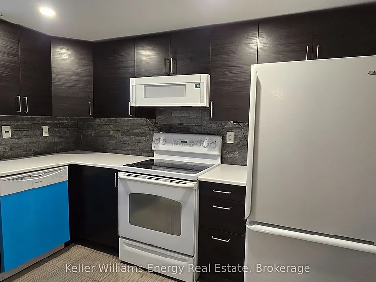 910 Grierson St #LOWER — Photo 7
