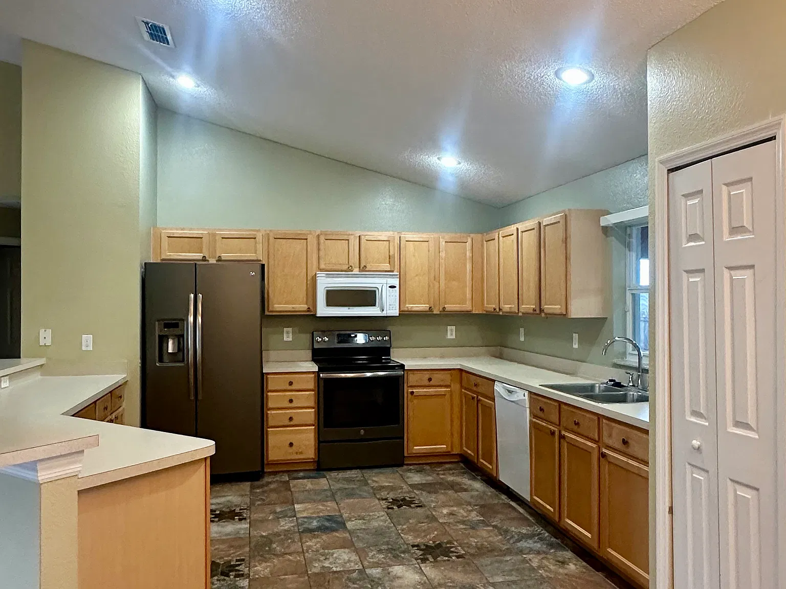 1016 Sandhill St — Photo 4