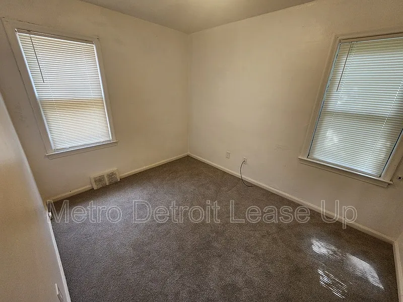 3 bed, 1.0 bath, 1022 sqft, $1,450 — Photo 4
