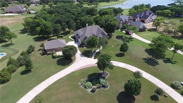 1st image of 725 Carrie Ln