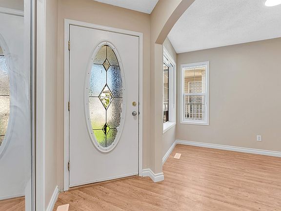 4th image of 2321 37b Ave NW