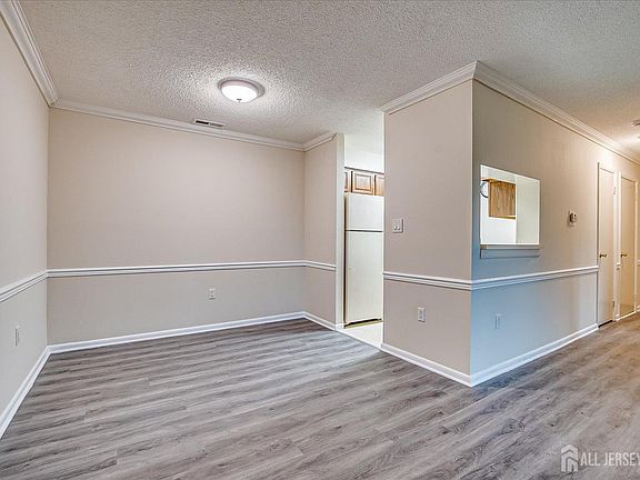 4th image of 211 Ravens Crest Dr
