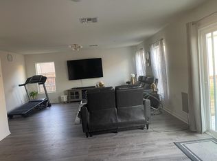 563 9th St, Sanger, CA 93657