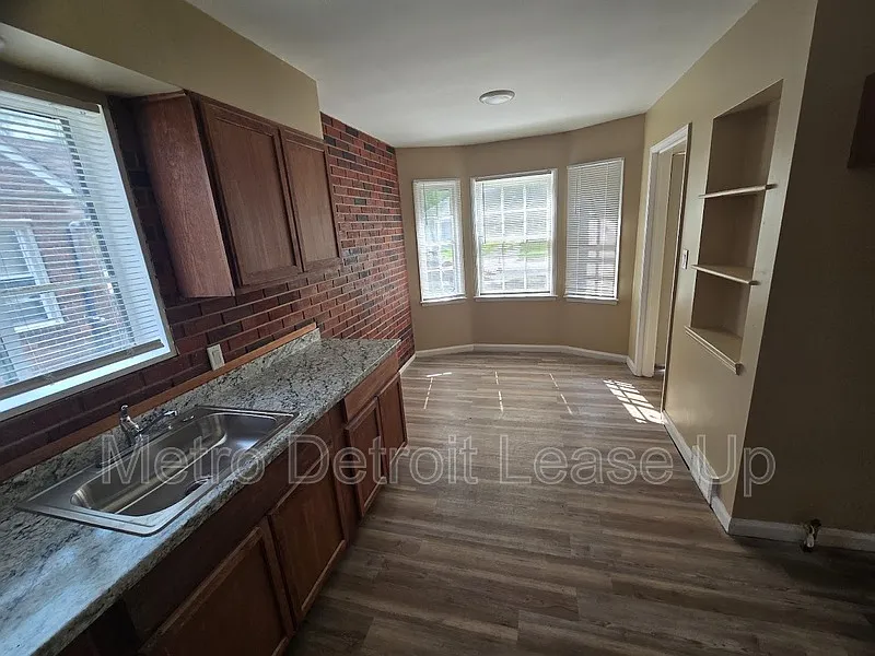 3 bed, 1.0 bath, $1,400 — Photo 4