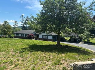 104 Newport Rd, Hendersonville, NC 28739