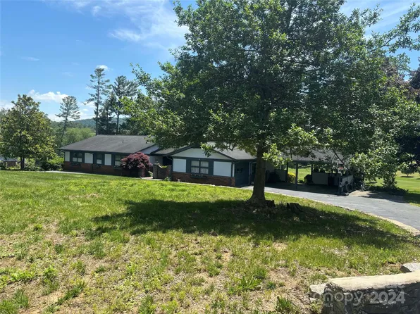 104 Newport Rd, Hendersonville, NC 28739
