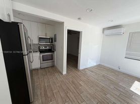 5843 Harding St, Hollywood, FL