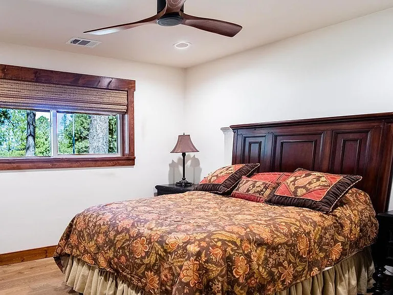 Bedroom 4 with a smart TV