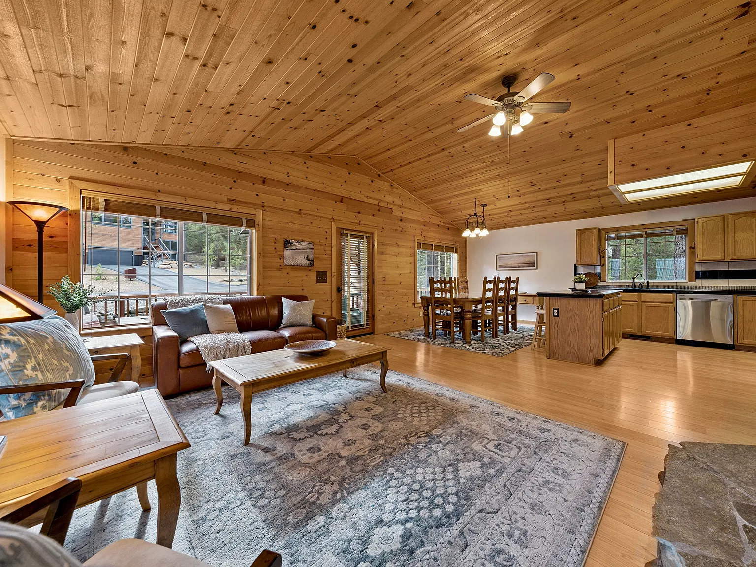 4 bed, 2437 sqft, $5,250 — Photo 4