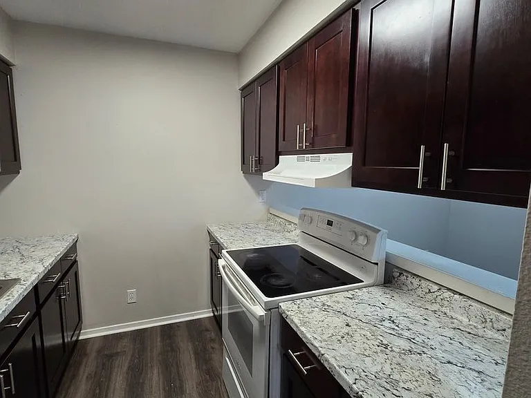 330 S 17th St #21 — Photo 5