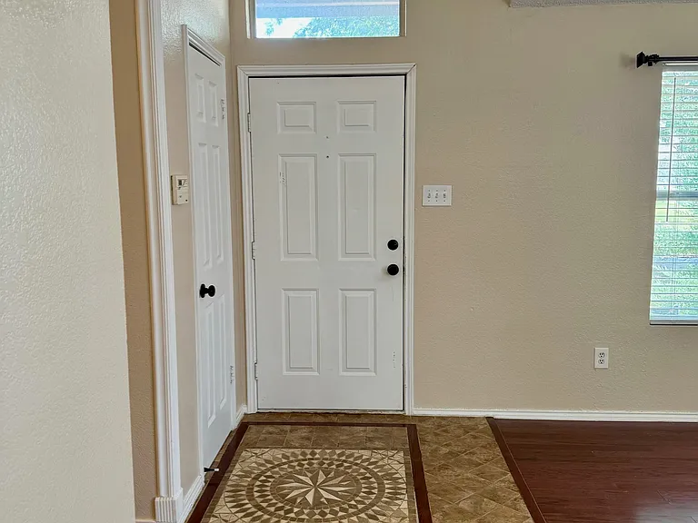 810 Wilmor Ct — Photo 2