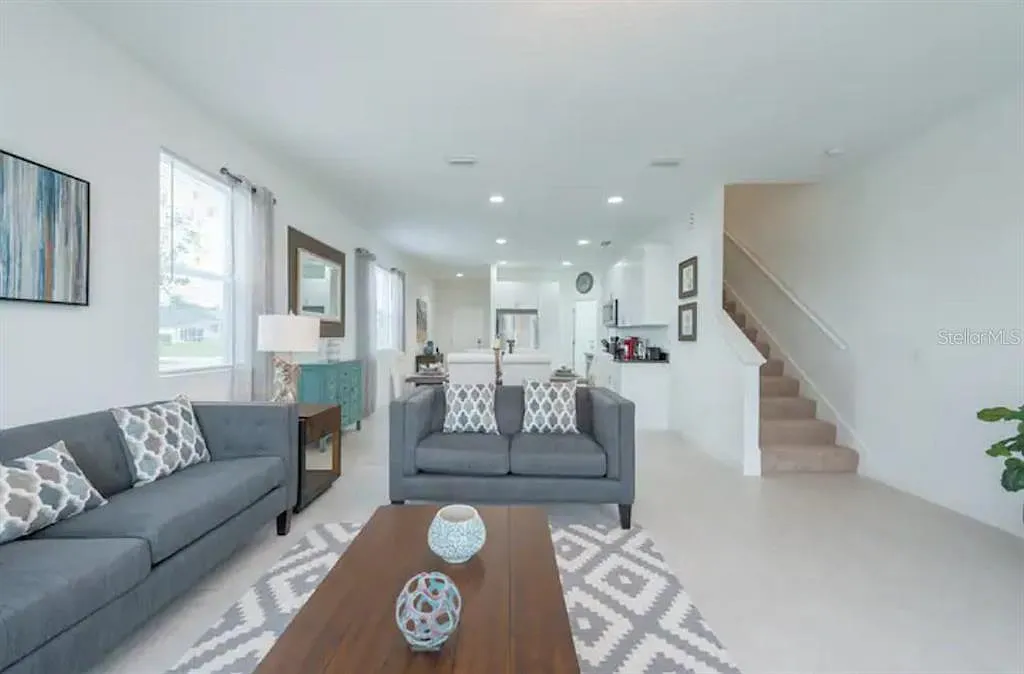 4 bed, 2.5 bath, 1948 sqft, $2,095 — Photo 4
