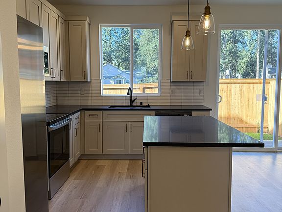 5th image of 416 NE 117th Ave