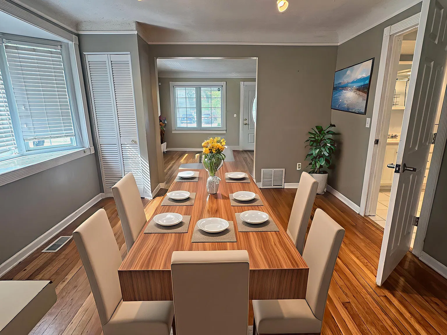 1525 Wyandotte Ave — Photo 4