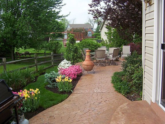 Side walk to pool