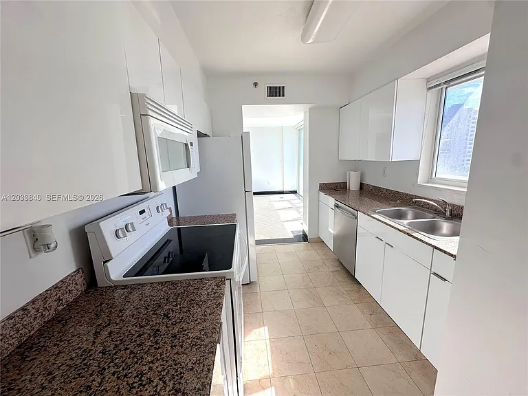 5900 Collins Ave #906 — Photo 5