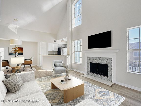 4th image of 13700 RICHMOND PARK Drive N #1207