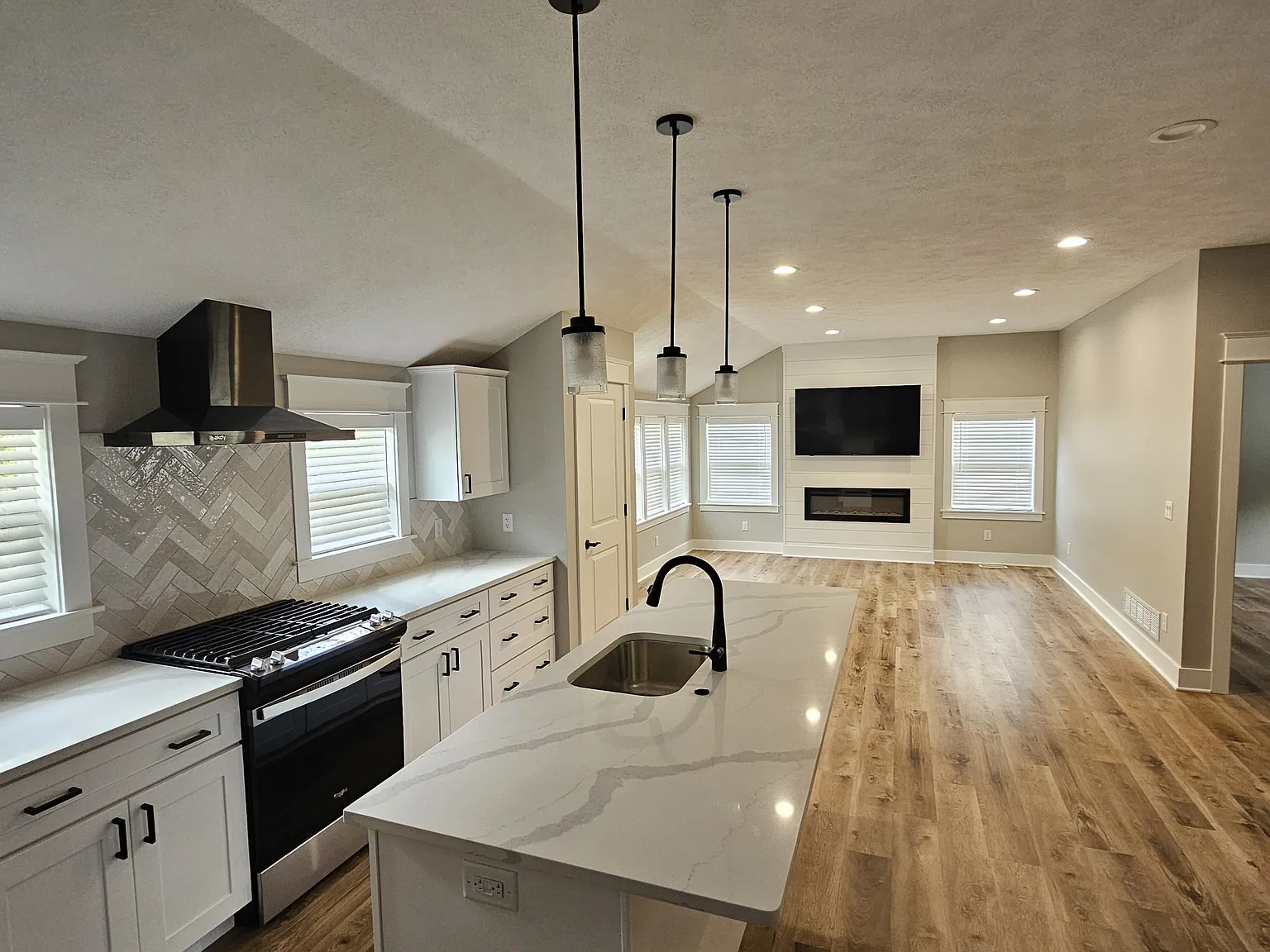 2 bed, 1200 sqft, $2,450 — Photo 2