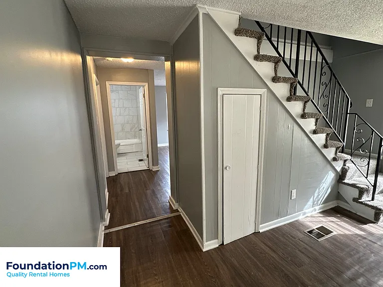 1392 Kyle St — Photo 6