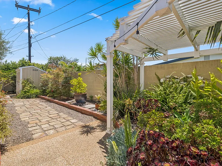 929 Junipero Dr — Photo 22
