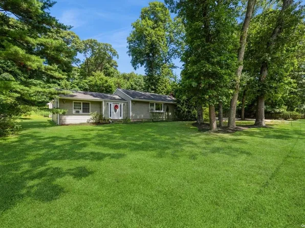 15 Lubber Street, Stony Brook, NY 11790