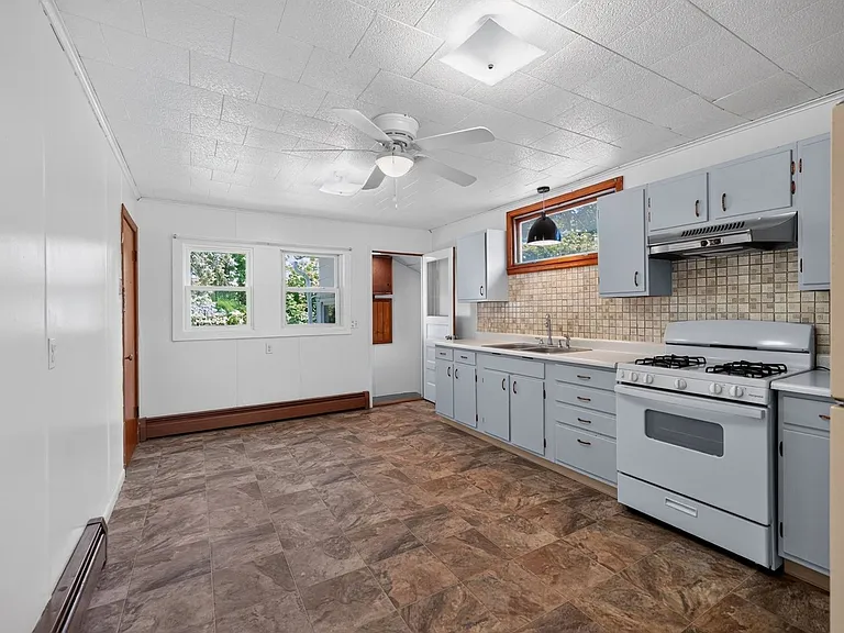 11 Spencer Ave — Photo 3