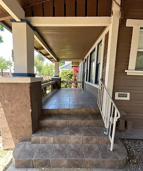 368 Gladys Ave — Photo 2