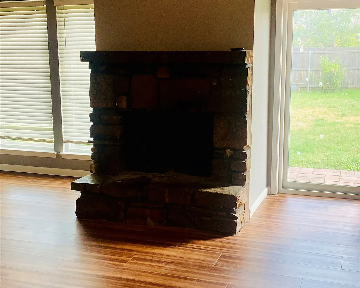 3 bed, 2.0 bath, 1384 sqft, $1,350 — Photo 4