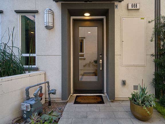 5th image of 668 N Gramercy Pl