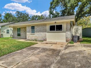 253 N Shanks St, Clute, TX 77531
