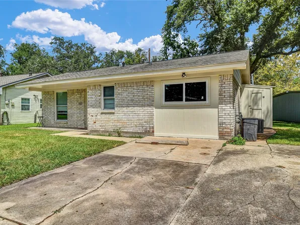 253 N Shanks St, Clute, TX 77531