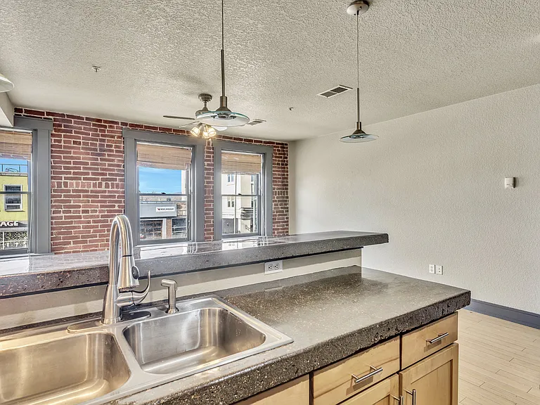 232 N Broadway #10 — Photo 22