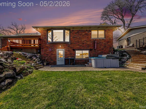 2596 N Williams Lake Rd, Waterford, MI 48327