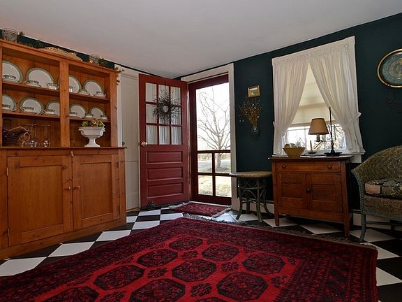 Foyer / Ceramic Tile Floors