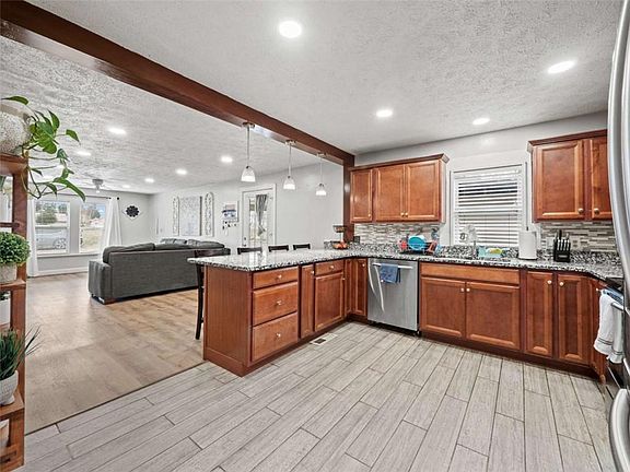 5th image of 1183 E Ridge Rd