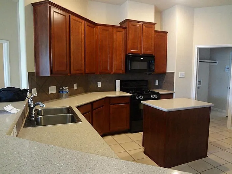 6027 Schaumburg Dr — Photo 6