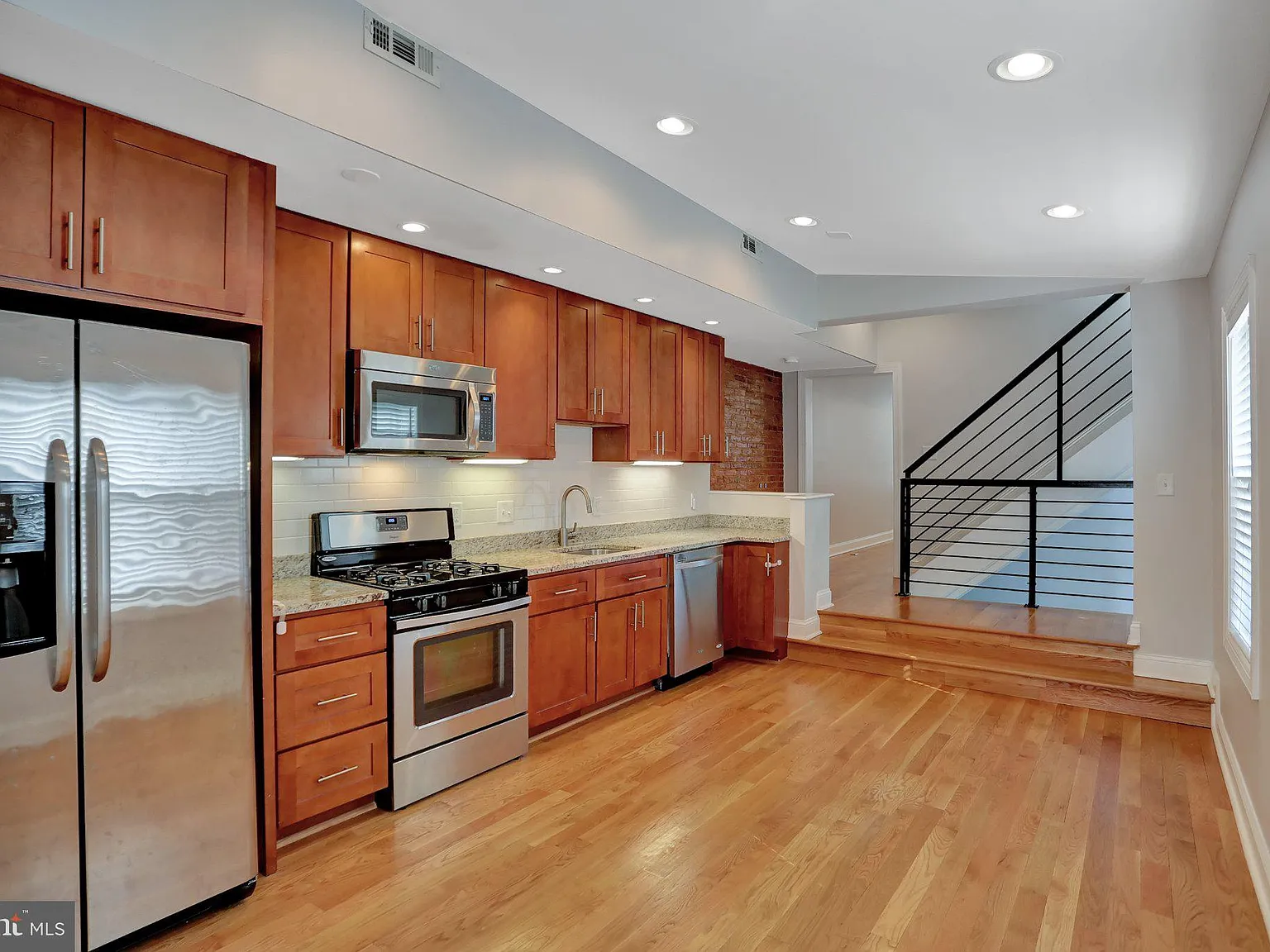 2 bed, 2.0 bath, 2350 sqft, $2,600 — Photo 3